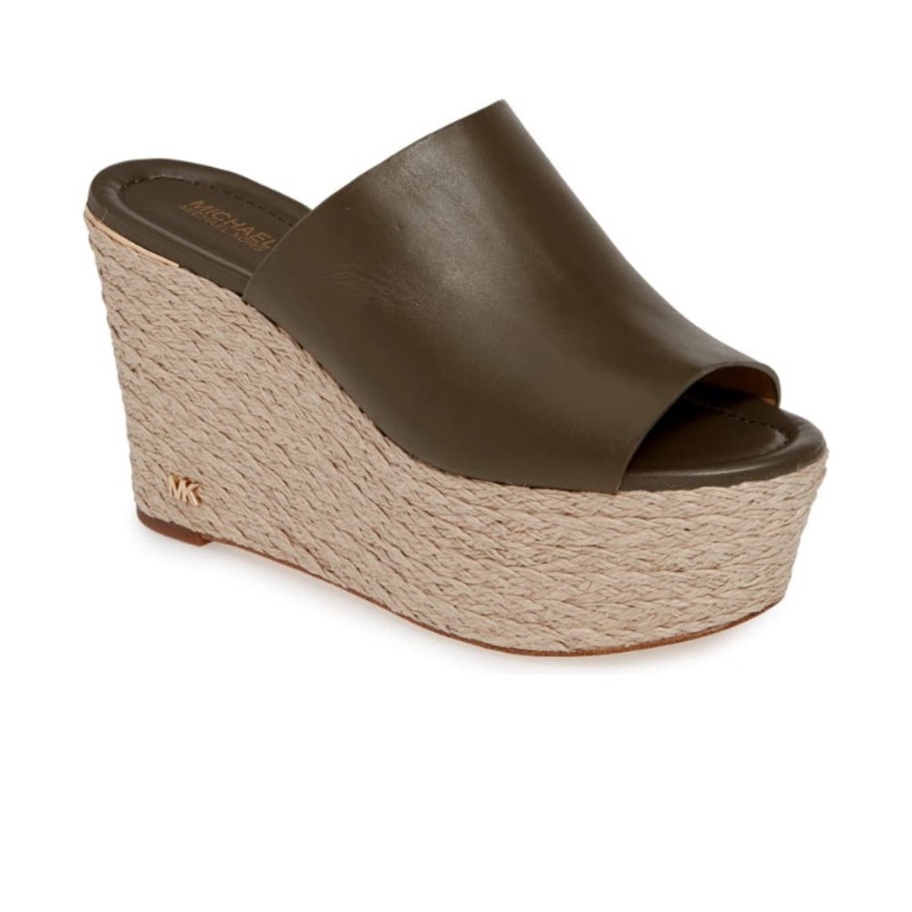 Gorgeous. Michael Kors wedge sandals 👡